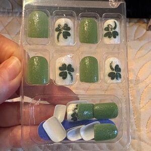St. Patrick’s Day False Nail Professional Clover Set